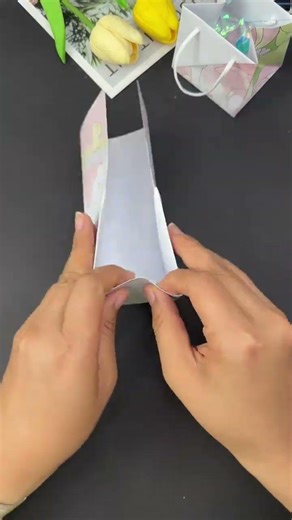 Fold a fun mini portable storage bag from A4 paper. Come and try it. Hand-folded paper bags. Ori
