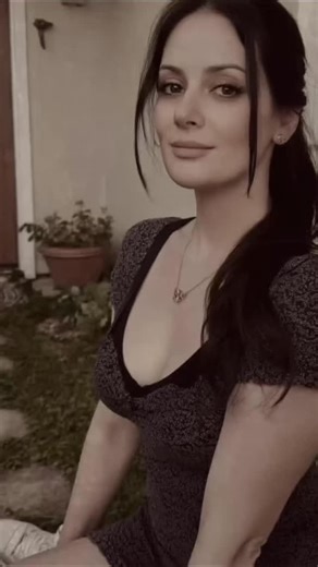 Sophia on Instagram: "デジタル革命は、人類社会が情報技術によって根本から変容した出来事です。20世紀末に加速したこの変革は、通信、経済、日常生活のすべてを書き換えました。中心となったのは、インターネットの普及とコンピュータの処理能力の飛躍的向上でした。それまでのアナログ時代の情報伝達は終わりを告げ、グローバルな瞬時通信が常態化しました。新しいIT企業は革新と便利さを追求し、ソーシャルメディアとモバイル端末の爆発的普及を加速させました。さらに、ビッグデータ解析と人工知能の発展が社会のあらゆる分野に変革をもたらしました。この急速な技術的進化は、現代の「つながりの社会」を創出するとともに、新たな倫理的課題を突きつけました。デジタル革命がなければ、21世紀の人間の生活様式は全く違うものになっていたでしょう。"