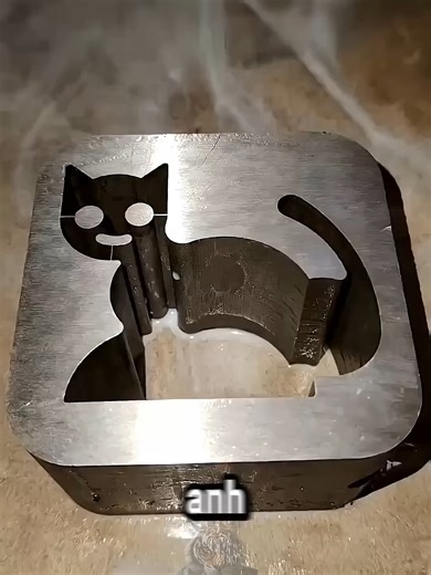 This is how this guy feeds his cat milk 😳