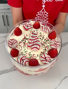 797K views · 11K reactions | easy no bake dessert this Christmas tree cake trifle is so good y'all! | Kristin's Friends | Facebook