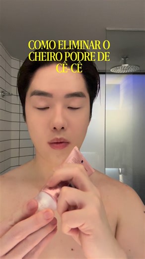 Sunbbeauty- Skincare coreana & beleza regenerativa coreana on Instagram: "🚫👃 Como eliminar o odor de cecê nas axilas e virilha? Esse cheirinho desagradável não vem do suor em si, mas das bactérias que se alimentam dele e liberam compostos com mau odor. O odor aparece quando bactérias da flora da pele (principalmente Corynebacterium e Staphylococcus) decompõem esse suor, liberando compostos voláteis com cheiro forte e característico. ✨ Dicas para controlar: ✔️ Use desodorante antitranspirante (