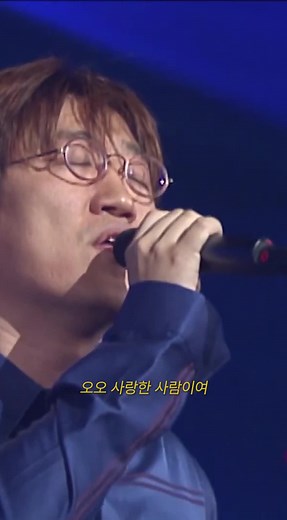 김광진 - 편지, 2002 [윤도현의 러브레터] 방송분 편지는 싱어송라이터 김광진의 3집 앨범에 수록된 곡으로, 수많은 가수들이 커버한 그의 대표곡 중 하나입니다. 특유의 담담함 사이에 섞인 미세하게 떨리는 목소리로 전하는 그만의 감성이 이 곡을 가장 잘 표현한다는 평가를 받고 있는데요, 김광진은 인터뷰에서 가장 히트한 노래는 일지라도 스스로를 나타내는 대표적인 곡은 이 곡이라고 할 만큼 이 곡에 대한 애정이 깊습니다. 그런 만큼, 그 자신도 여러 차례 불렀던 노래인데요, 오늘의 영상은 그의 꾸밈없는 담백한 목소리가 차분한 백그라운드 연주와 잘 어울리는 [윤도현의 러브레터] 출연 영상입니다. 이 곡의 가사는 그의 아내 허승경 씨가 선으로 만난 남자에게 받은 이별 편지를 바탕으로 작사 되었는데요, 좋아하지만 상대의 선택을 존중하며 물러났던 한 남자의 마음을 오롯이 담은 가사가 우리들의 마음을 울립니다. -중앙일보와의 인터뷰 일부 “저의 발라드 감수성은 운명론적인 세계관에서 오는 거예요
