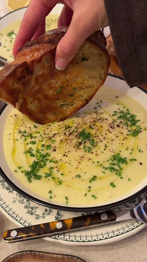 Potato Leek Soup 🥔 Creamy and dreamy and so good with a grilled cheese! I kept seeing Parisians walking home with leeks tucked into their purses and backpacks, so of course I had to make the classic while living there. Full recipe up on the blog, www.moribyan.com or follow the link in bio as always 🤎