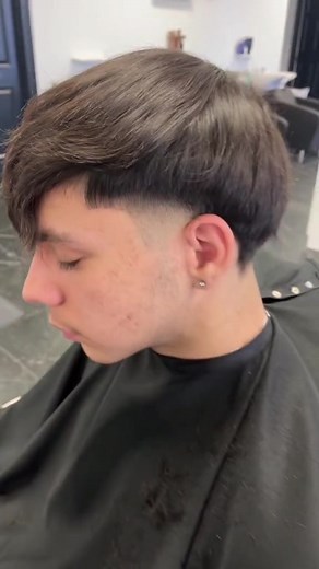 This is literally the basics of cutting hair. This is also the main thing I focus in my online course “Fundamentals of fading”. I designed that course so that it’s as easy as possible to comprehend, no matter your skill level. The course is available in my bio, I can’t wait for you to check it out. #howtocuthair