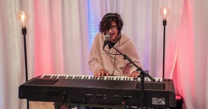 OSKI is een jong talent waar we vast en zeker nog van gaan horen. Hij zong het mooie liedje 'Falling' in live 'Radio 2 Bene Bene'. Top! 🎶 | Radio2