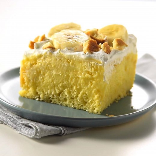 Banana Cream Pie is made easy when you turn it into a simple poke cake! Banana Pudding Poke Cake recipe: https://www.bettycrocker.com/recipes/banana-pudding-poke-cake/10a64bc1-352a-4d79-8d79-98745b4f80c8?utm_medium=social&utm_source=facebook&utm_campaign=winter2018?mktgimp=BCCAKEMX | Betty Crocker