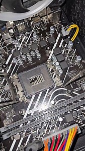 3.6K views · 198 reactions | Lors de l'installation du processeur, il est essentiel de faire très attention, car même un léger décalage, aussi petit qu'un millimètre, peut causer des problèmes graves. Il faut s'assurer que le processeur est parfaitement aligné avec son socket avant de l'insérer, pour éviter d'endommager les broches ou la carte mère. #ServiceGaming #RéparationPC #TechTunisie #ThermalPaste #tunisia | Dr Console & Pc | Facebook