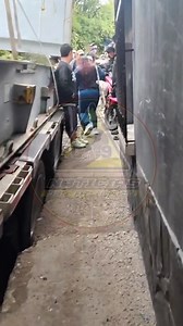 148K views · 1.6K reactions | #TraficoGT | Trailer qué quedo atorado en una curva de Los Ocotes, #Zona25, continúa afectando el #TransitoGT, la fila de vehículos en #CarreteraalAtlantico ya llega al kilómetro 7.8 en dirección a oriente. | Noticias del Atlántico | Facebook