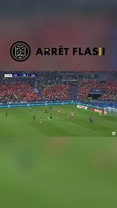⚽🔥 Attaquer la profondeur d’un bloc bas Varier les appels, écarter la défense et une bonne connexion entre la passe et l’appel. Ça parait simple, vous ne trouvez pas ? #football #PSG #doué #fff | Arrêt Flash