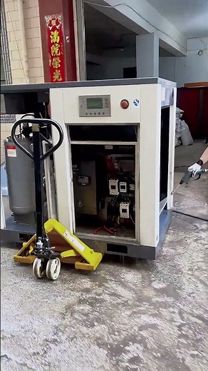 🤔 The debate between Oil-Injected and Oil-Free screw compressors is a fundamental one.