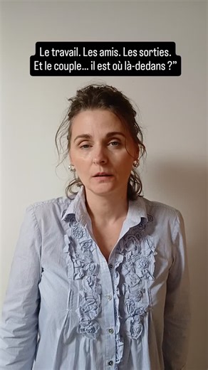 Catherine & Stephan on Instagram: "Ce n’est pas l’extérieur qui abîme un couple. Ce n’est ni le travail, ni les amis, ni la vie sociale. C’est l’absence progressive de présence réelle dans la relation. Petit à petit, sans s’en rendre compte, on donne le meilleur de soi ailleurs : son énergie, son attention, sa disponibilité émotionnelle. Et le couple reçoit ce qu’il reste, souvent sans intention de nuire, simplement par fatigue, par automatisme, par manque de conscience. Un lien se nourrit de mi