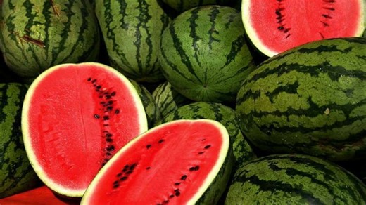 How To Recognise Fake Watermelon? Useful Tips and Tricks on Picking Naturally Sweet Watermelon and Learn To Check Adulteration in Watermelon With Cotton (Watch Video) | 🍔 LatestLY
