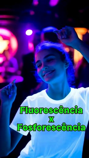 🔦 Fluorescência x Fosforescência: luz que nasce da química! Você já viu uma nota de dinheiro ou uma água tônica brilhar sob luz negra? ✨ Isso é fluorescência — quando uma substância absorve luz de alta energia (como ultravioleta) e imediatamente emite outra, de menor energia (geralmente visível). O fenômeno é instantâneo: assim que a fonte de luz é retirada, o brilho desaparece. É o que acontece com pigmentos fluorescentes em canetas marca-texto, em cartazes e até em certos minerais. Já a fosfo