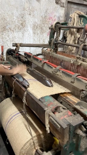 Jute bags are being made using jute yarn #machine #manufacturing #jutesilk #jutemills #buyplastic