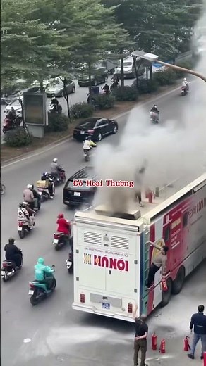 Hồ hoàn Kiếm Hà Nội bất ngờ khói từ trong một chiếc xe bung lên khủng khiếp