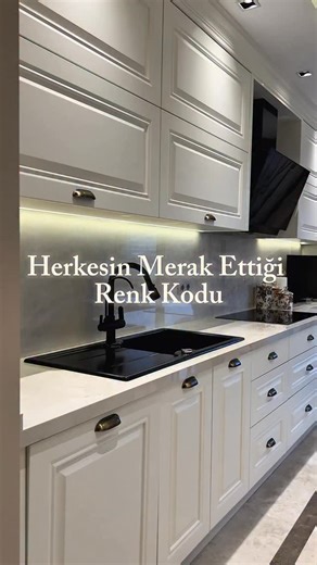 313 reactions · 5 comments | Lake mutfakta renk seçimi, sadece katalogda gördüğünüz tonla bitmiyor…  Işık, mekânın rengi, hatta tezgah malzemesi bile tonu tamamen değiştirebilir. Bu yüzden numune yaptırmak, hayal ettiğin rengi tam olarak görebilmenin en güvenli yolu.  Peki siz olsanız, karar vermeden önce mutlaka numune görmek ister miydiniz? | Zortaş Concept Design | Facebook