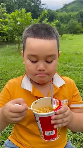 Great idea! Simple and you can use it too. #camping #survival#lifehacks #noodles😍😭🐵