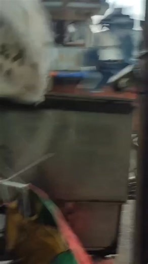 🌪️ Un tornado de gran intensidad golpeó la localidad de Karangpandan, en el distrito de Karanganyar, Java Central, causando graves daños materiales y momentos de pánico entre los pobladores. El fenómeno meteorológico se registró en las últimas horas y provocó destrozos en viviendas, caída de árboles y daños en infraestructuras. Hasta el momento, no se han confirmado víctimas fatales. 📲 #AméricaTVPy | América Paraguay