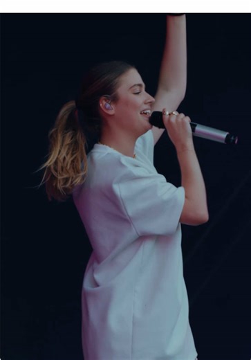 Onze zondag is altijd dé dag voor zowel jong als oud. 𝑩𝒆𝒏𝒊𝒆𝒖𝒘𝒅 𝒘𝒂𝒂𝒓𝒐𝒎? 🤩 Deze laatste dag van ons 3-daagse weekend is namelijk voor alle leeftijden, maar met een minstens net zo vette show én met live optredens van de grootste artiesten. Perfect dus voor een eerste festivalervaring met je kids of juist om samen met je ouders mega hard mee te genieten. ✨