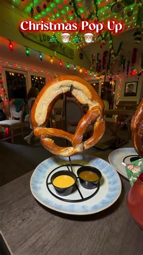 Lobster Shack 🦞🎄🎅🏼 📍 East Haven, CT 📍 The Lobster Shack Christmas Pop Up is back! Seafood, steak, hot dogs, something for everyone! You may even get lucky and meet the real 🎅🏼! Happy Holidays! @connecticutlobster . . . . #lobster #lobsterroll #foodporn #foodie #cteats #freshseafood #seafoodporn #outdoordining #ctstyle #eatlocal #getinmybelly #lobsterbisque #foodblogger #seafoodlovers #foodphotography #connecticut #forkyeah #foodgasm #foodstagram #ctblogger #foodielife #christmasdecor #lo