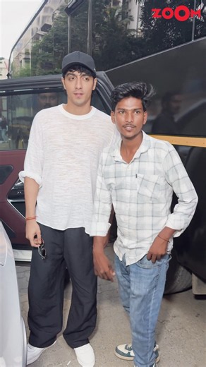 Saiyaara star Ahaan Panday patiently clicks pictures with paps before sitting inside his car #shorts