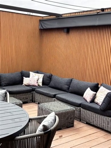 Revestimiento WPC Cladding de #Zimafloor color Roble. Reforma de terraza realizada por Garcia Fusteria (Terrassa) Con apariencia y textura imitación a madera y con las ventajas de los polímeros. Alta resistencia y durabilidad frente a cambios de temperatura. Este material no produce astillas ni se agrieta, y no sufre ataques de insectos o de microorganismos. El cladding de zimafloor tiene estructura alveolar para autoventilación #cladding #maderacomposite #revestimientos #terraza #diseñoexterior