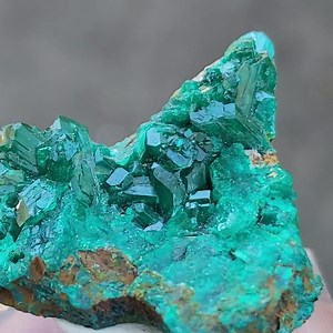 Spécimen de dioptase couleur émeraude de Namibie, 20 g, cristaux très lustré avec quartz, cristal les plus vendus, vendeur de Californie - Etsy France