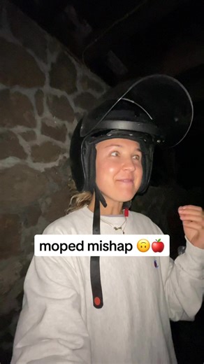 if you saw organic honeycrisp apples fly accross Kapiolani Blvd … no you didn’t 🤦🏼‍♀️🛵 #moped #mopedlife #honeycrisp #fail