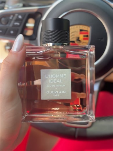 Alma Íntima | Moda íntima on Instagram: "🎄 L’Homme Idéal – Guerlain 🎄 Uma fragrância masculina elegante, sofisticada e envolvente. Combina notas amendoadas levemente adocicadas, com um fundo amadeirado, quente e sedutor, trazendo presença e muito bom gosto. É um perfume que agrada fácil, tem excelente fixação e é perfeito para homens confiantes e marcantes. 🎁 Uma escolha certeira para presentear no Natal — elegante, sofisticado e inesquecível. O presente ideal para um homem especial. 💫"