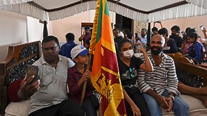 Sri Lankan protesters remain at leaders' residences as politicians wrangle over new government | CBC News