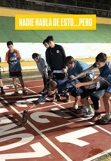 🏗️ La “grúa humana” Hoy no entrenamos tiro. Entrenamos algo más importante. 🧠 Cooperación real 🗣️ Comunicación efectiva 🤝 Confianza física entre compañeros 🎯 Resolución conjunta de problemas No podían cruzar la línea. No podían lanzar el objeto. Solo tenían una opción: organizarse como equipo. 🔬 ¿Por qué hacemos esto? La investigación en aprendizaje cooperativo (Johnson & Johnson) demuestra que: ✔️ Los retos interdependientes aumentan la cohesión grupal ✔️ Mejoran la toma de decisiones col