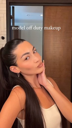 Sarah Butler | Model off duty look using @anastasiabeverlyhills brow freeze, lip liner in Deep Taupe, and lip gloss in Peachy Nude 🫶🏼 AD | Instagram