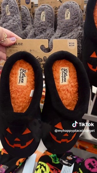 @Dearfoams Halloween slipper collection now available at Target for the whole family! Love how plush tbey are and they are also machine washable! Which one js your favorite? Thank you for gifting me the pumpkin ones and the ghost ones! So comfy! #halloweenslippers #halloweenseason #jackolantern #cuteghost #slippers #slippershoes #sherpa #targetstyle #targethalloween #halloweenshopping #targetstyle #targetrun @target