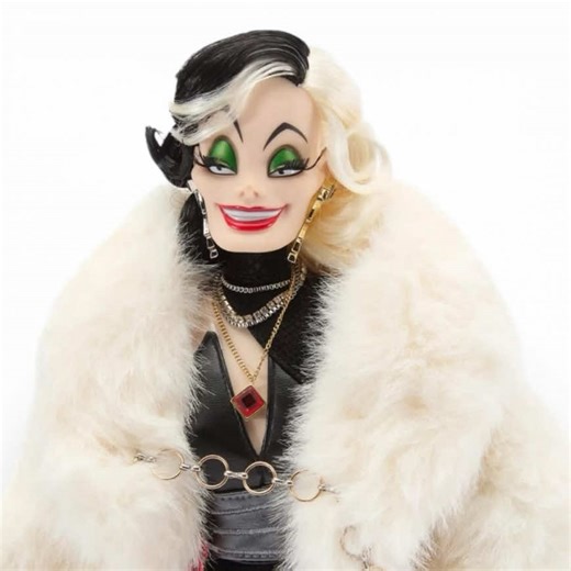 Cruella LE Doll SPOTTED for release next week, and she's my favorite release so far this year! Full of details & daring!!! Cruella de Vil // Cruella Doll // Coming Soon // Disney LE Doll // Disney Limited Edition Doll // 101 Dalmatians 65th Anniversary