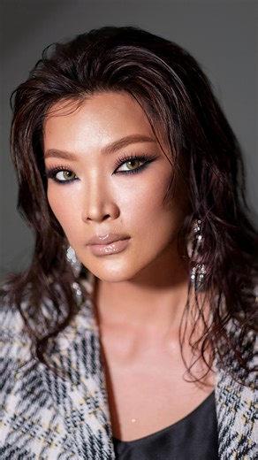 Mathilda Makeup Artist on Instagram: "Sekali2 bikin smokey look gini di mature skin🖤 Makeup @mathilda.mua x @tiffanyang.mua Hair @hairdobymayu #sherlykartikamakeupteam @sherlykartika #faceliftmakeup #momofbridemakeup #makeupmamapengantin #makeupfacelift"