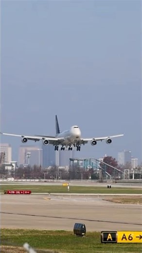 UPS 747-400 greases landing at SDF Airport #shorts