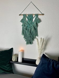 Lust auf ein neues Gewand für die Wand? 😎Dann probiert es doch einmal mit dieser kreativen Idee von @chanti. 🤩 Makramees liegen als Wohn-Accessoires gerade voll im Trend und das hübsche Modell aus dem Video findet ihr bei #HEITMANN Home & Deco. Heitmann Home & Deco Das gewisse Etwas verleiht ihr dem geknüpften Kunstwerk mit einer der schönsten Farben für den kommenden Herbst: #simplicol Blaue Lagune! 💙 Wie ihr euer Makramee und diesen tollen Farbton zusammen bekommt, erfahrt ihr im Video. Es 