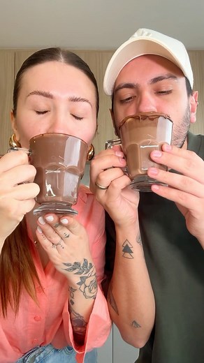 Daniela Choma on Instagram: "Chocolate quente tradicional ou saudável? pois tome as duas receitas querida hahahahah o que acharam? 😍 versão tradicional: 1 cx de creme de leite 200g de chocolate 2 colheres de chocolate em pó 500ml de leite 1 pau de canela 🗣️ cozinhe até engrossar versão saudável: 400ml de leite desnatado 1 colher de farelo/farinha de aveia 2 colheres de cacau ou chocolate em pó 70% 50g de chocolate meio amargo usei o 70% 1 pau de canela #receitas #receita #comida #chocolatequen