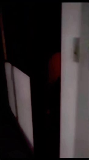 trend crate on Instagram: "⚠️☠️☠️☠️ 日本利用压电瓷砖将人们的脚步转化为电能。 这些瓷砖能够捕捉你脚步产生的动能。 当你行走时，你的体重和动作会对瓷砖产生压力。 瓷砖会轻微弯曲，产生机械应力。 瓷砖内部的压电材料会将这种应力转化为电能。 每一步都会产生少量电荷，数百万步加在一起，就能产生足够的电力来驱动LED 灯、数字显示屏和传感器。 在像涩谷车站这样人流密集的地方，每天大约240万步都在为这个系统做贡献。 这些电力可以储存起来或立即使用，从而减少对传统能源的依赖，并支持可持续的城市基础设施。 这种方法把日常的动作转化为实用的可再生能源。 #日本#知识#事实#你知道吗 #推荐#科技#创新＃历史 #技术#实验#热门"