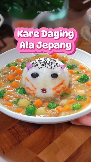 🍛 Kari Daging ala Jepang, Gurih Pekat & Super Mudah Dibuat! Kalau mau masak kari tanpa ribet, resep ini cocok banget! Pakai daging slice dan bumbu kari Jepang, hasilnya creamy, wangi, dan bikin nambah nasi terus! 📝 Bahan-bahan: 200–250 g daging slice (beef yakiniku / shabu) ½ bawang merah / bawang bombai, iris 1 buah wortel, potong 1 buah kentang, potong dadu 1 mangkuk air 1 kotak bumbu kari Jepang (golden curry / vermont curry) Segenggam brokoli Minyak untuk menumis 👩‍🍳 Cara Membuat: Panask