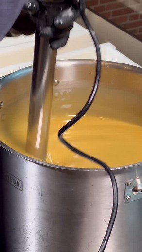 Wij mochten een kijkje nemen bij de productie van ons nieuwste product: de Apricot Body Bar 🧼. Handgemaakt in Amsterdam door @naturebarsoap met milde, natuurlijke ingrediënten. | foodforskin.care