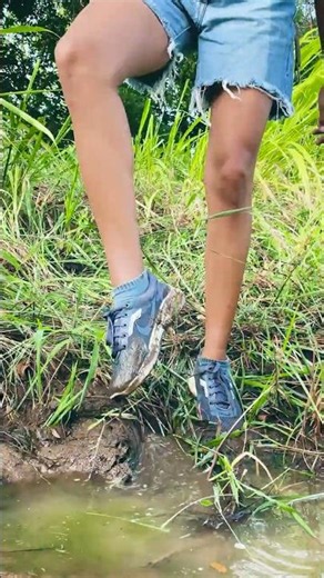 Smart Way to Cross Mud Without Ruining Your Shoes 😳👟🌲 #lifehacks #camping #outdoors