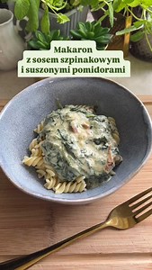 🍝🌿 Makaron z kremowym sosem szpinakowym i suszonymi pomidorami 🌿🍅 Kiedy masz ochotę na coś szybkiego, kremowego i aromatycznego – ten przepis ratuje dzień! 🍽️ Soczysty szpinak, kremowy serek i suszone pomidory to trio, które nigdy nie zawodzi. Idealne na obiad w tygodniu – bez zbędnych ceregieli, a z dużą ilością smaku! 😋 Składniki: 🫒 olej z suszonych pomidorów 🌿 duża paczka świeżego szpinaku 🧄 czosnek granulowany (lub świeży, jeśli wolisz) 🍅 ½ słoiczka suszonych pomidorów 🧀 200 g ser