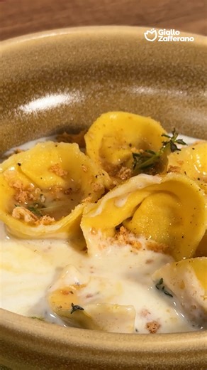 95K views · 1K reactions | 李Avete mai provato i cappellacci? Oggi ce li prepara @cooker.girl con ripieno di zucca e amaretti e fonduta di provola affumicata...Vi faranno sognareee!  RICETTA QUI> https://ricette.giallozafferano.it/Cappellacci-ripieni-di-zucca-e-amaretti-su-fonduta-di-provola.html | Giallozafferano | Facebook
