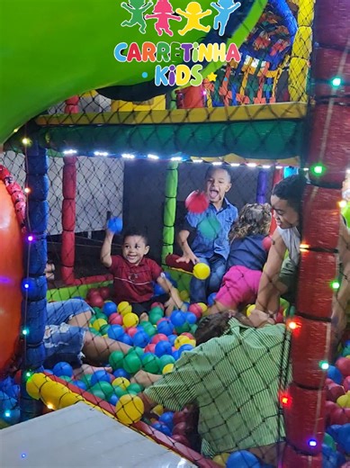 A criançada ama a piscina de bolinas | fun kids activities