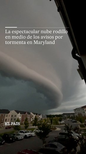 EL PAÍS on Instagram: "Un vecino de la ciudad e Bowie, en Maryland, ha captado este miércoles una “nube rodillo” en plena tormenta. Este suceso atmosférico se forma cuando una corriente de aire frío choca con el aire cálido y húmedo que hay en la superficie, lo que ocurre de forma habitual antes de que empiece el temporal. Maryland está afrontando un verano de calor extremo, con 472 emergencias y ocho muertes, además de tormentas severas."