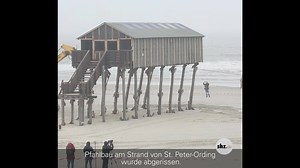 24K views · 137 reactions | Ein Wahrzeichen wird abgerissen – Spezialisten zerstörten am Mittwoch in St. Peter-Ording den ersten von insgesamt drei Pfahlbauten am Strand. Die Hintergründe: https://www.shz.de/22905947. | shz.de - Nachrichten aus Schleswig-Holstein | Facebook