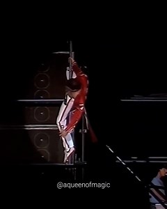 05 de Junho de 1982 Live at Milton Keynes Bowl Fat Bottomed Girls A gravação resultou no popular "On Fire: Live at the Bowl", que se tornou um sucesso em vendas de DVD. Créditos: A Queen Of Magic No Copyright Infringements intended. #queenband #freddiemercury #brianmay #rogertaylor #johndeacon #universoqueen | Universo Queen