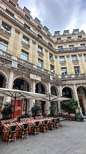 D’INFO EN LÉGENDE 👇🏻 💫Bus Toqué @bustoque_paris Un bus avec une salle de restaurant offrant une vue imprenable sur tous les monuments, tout en dégustant une délicieuse cuisine française ! 💶Déjeuner à partir de 70 € / 💶Diner partir de 90 € 📍67 Av. des Champs-Élysées, 75008 💫Le train bleu @restaurantletrainbleu L’incoutournable brasserie de la Gare de Lyon qui vous plongera dans un autre siècle, dans un décor hors du commun 💶 Env 100€/pers 📍Place Louis Armand, 75012 💫Table des Bernardins