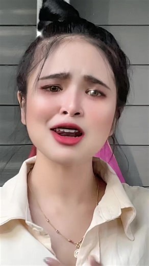 Hand Gestures and Fashion: A Unique Visual Experience